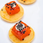 Mini-blinis-de-truite-gravelax-origine-France-creme-de-yuzu-sesame-noir_Nationale7 Traiteur